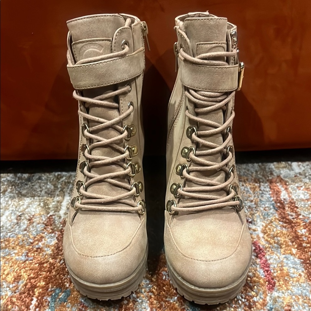 Stylish Women's Tan Lace-Up Boots - Picture 2 of 2
